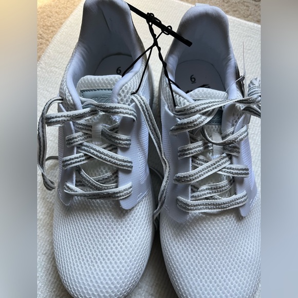 White memory foam tennis shoes - Picture 2 of 4